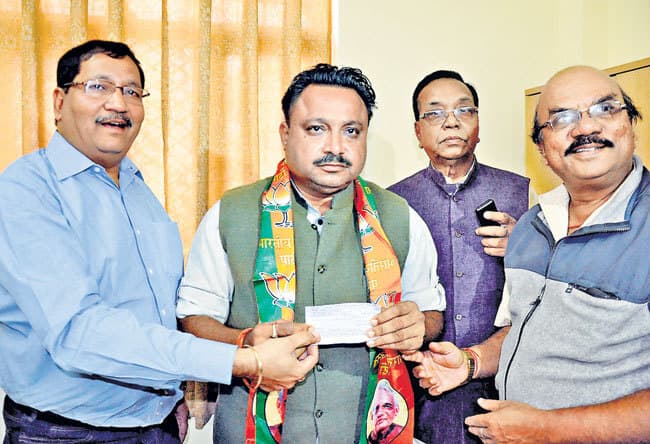 निकले थे कांग्रेस का सिंबल लेने, चले गये भाजपा में