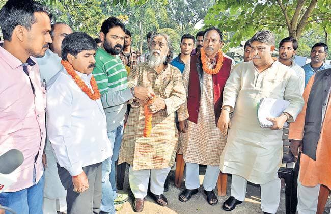 चुमनू उरांव व छोटेलाल यादव झामुमो में शामिल