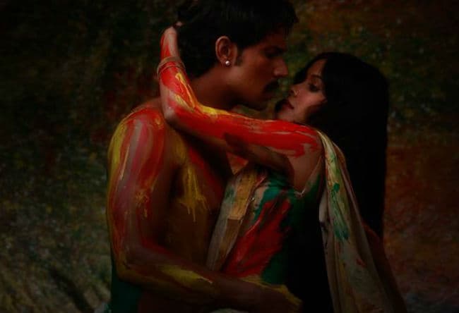 ''रंगरसिया'' के सामने ''द शौकीन्स'' ने टेके घुटने...