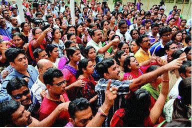 पहली की छात्रा से यौन र्दुव्यवहार, अभिभावकों ने किया प्रदर्शन