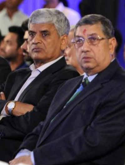 बीसीसीआई के पूर्व अध्यक्ष मनोहर ने वार्षिक आम बैठक स्थगित पर बोर्ड को लताड़ा