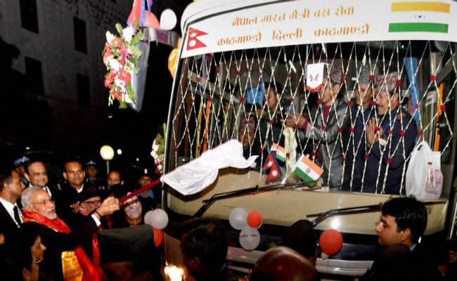 मोदी ने काठमांडो-दिल्ली बस सेवा को दिखायी झंडी, उपहार में नेपाल को दिया बोधि-वृक्ष का पौधा