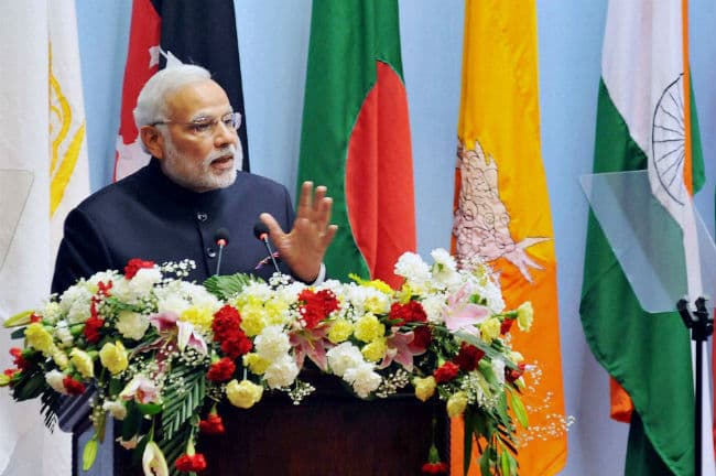 दक्षेस नेताओं से पीएम मोदी ने की द्विपक्षीय वार्ता, शरीफ से नहीं की बात