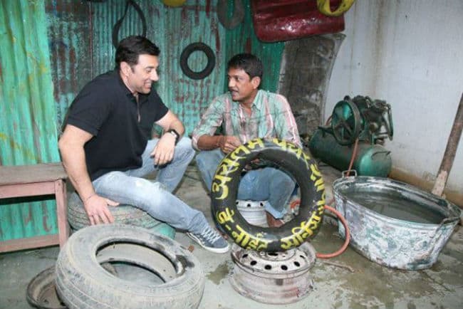 ''ढाई किलो के हाथ'' वाले सन्नी का टायर पंक्चर,''जेड प्लस'' को अनोखा प्रमोशन