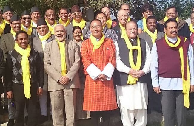 दक्षेस सम्मेलन के अंतिम दिन मोदी और शरीफ ने मिलाये हाथ