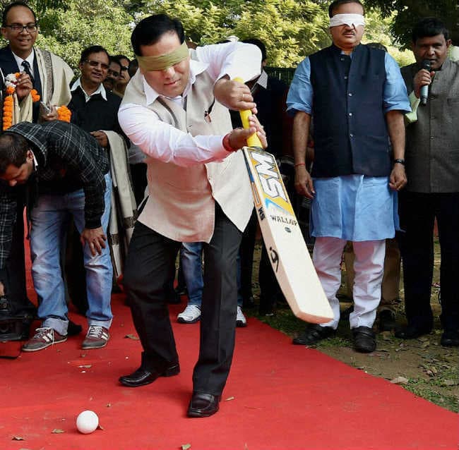 खेल मंत्री सोनोवाल ने ह्यूज की मौत पर शोक व्यक्त किया