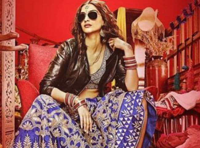 ''डॉली की डोली'' में सोनम का नया लुक, नीले लहंगे और लैदर जैकेट...