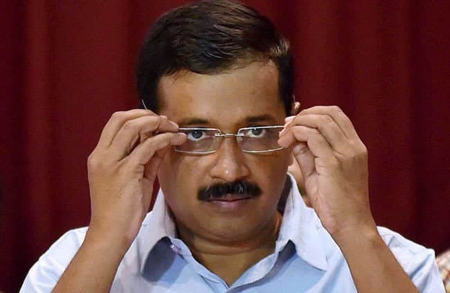 बिजनेस क्लास से चंदा लेने दुबई पहुंचे केजरीवाल, विपक्ष ने आलोचना की
