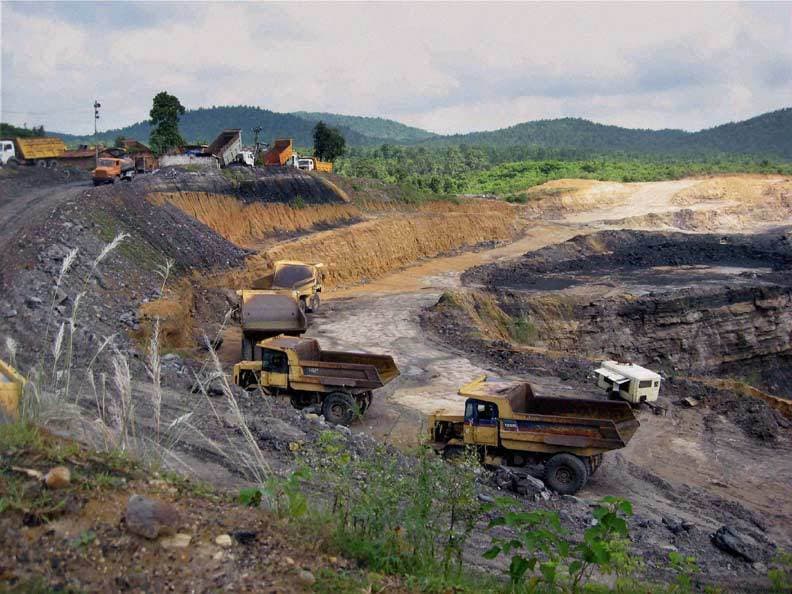 निजी कंपनियों को दिया जा रहा है कोयला, लोहा का ठेका