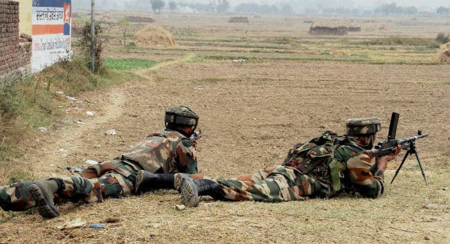 उग्रवादियों ने मतदान केंद्र पर ग्रेनेड फेंका, एक जवान घायल