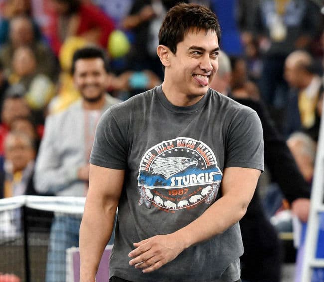 आमिर ने अनुष्का के लिए वाराणसी में खरीदी साड़ी