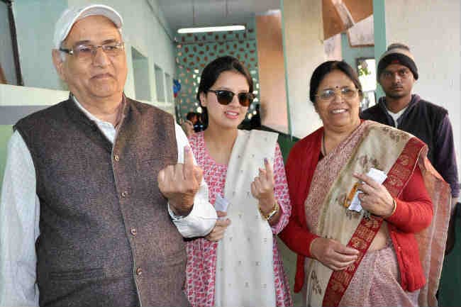 साक्षी ने परिवार के साथ किया मतदान, धौनी ऑस्ट्रेलिया में