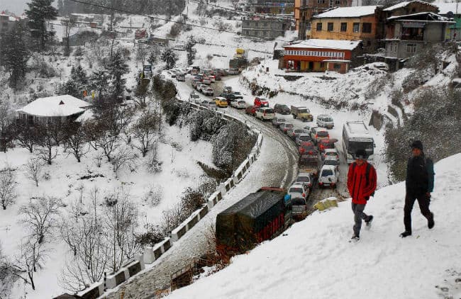 पहाड़ों पर मौसम की पहली बर्फबारी, मैदानी इलाकों में बारिश, बढ़ी ठिठुरन