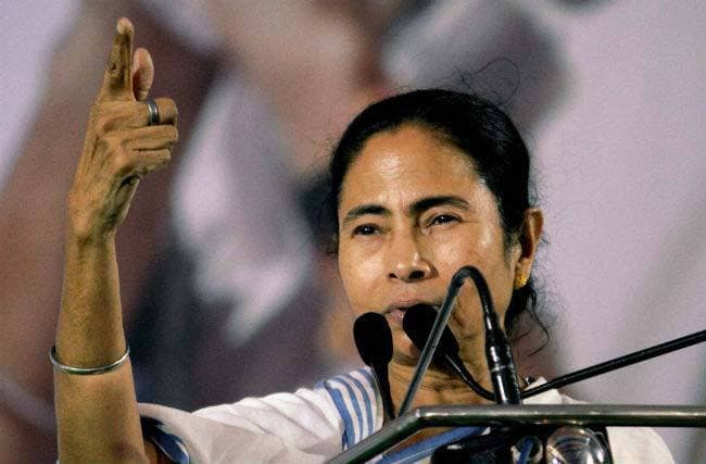सारधा घोटाला : मंत्री की गिरफ्तारी के विरोध में तृणमूल सांसदों ने संसद भवन में किया विरोध-प्रदर्शन