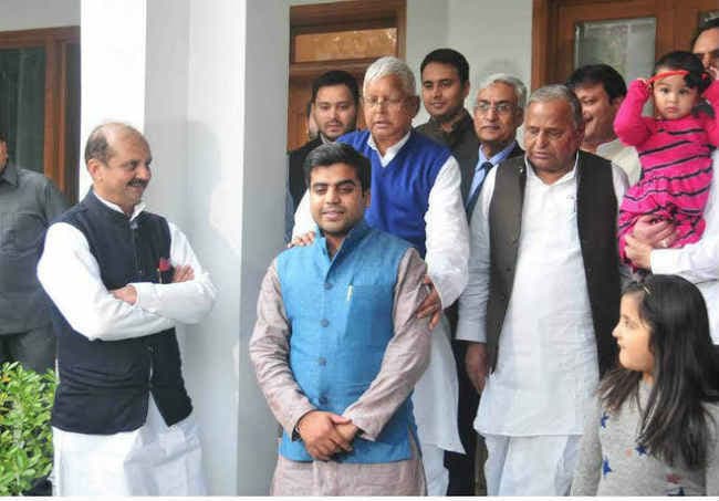 लालू की बेटी और मुलायम के पोते के गंठबंधन की शुरुआत, सगाई समारोह शुरू