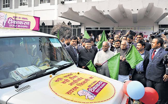 कागजों पर ही हो रहा टीकाकरण