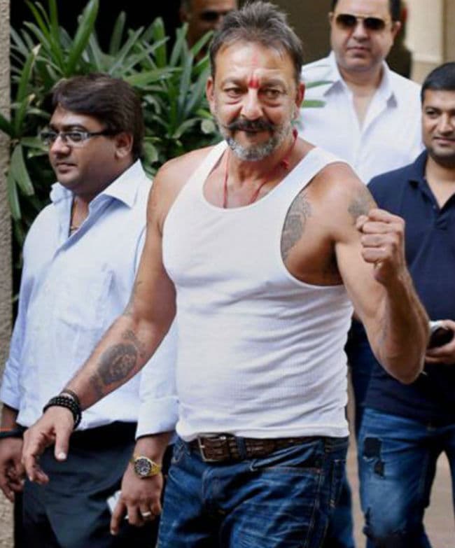 बुरे फंसे संजय दत्त, जेल से छुट्टी की होगी जांच