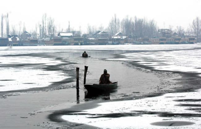 जम्मू-कश्मीर : ठंढ से जमा डल झील का पानी, सैलानी खुश तो निवासी परेशान
