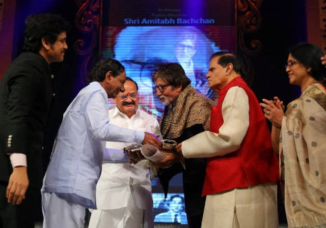 हैदराबाद में अमिताभ बच्चन एएनआर राष्ट्रीय पुरस्कार से हुए सम्मानित