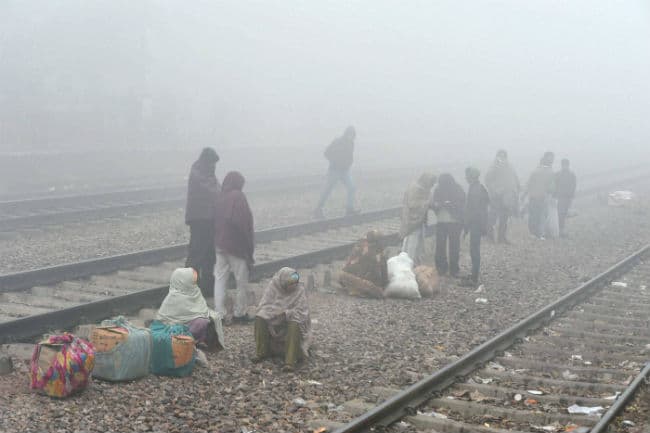 दिल्ली में मौसम का सबसे कम तापमान, घने कोहरे से यातायात सेवाएं प्रभावित