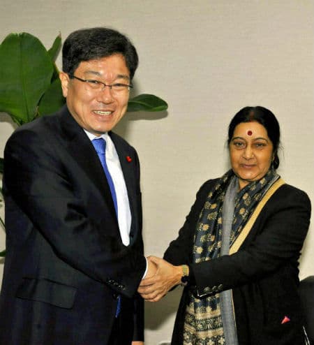 दक्षिण कोरिया यात्रा में मेक इन इंडिया पर जोर दे रही हैं सुषमा स्वराज