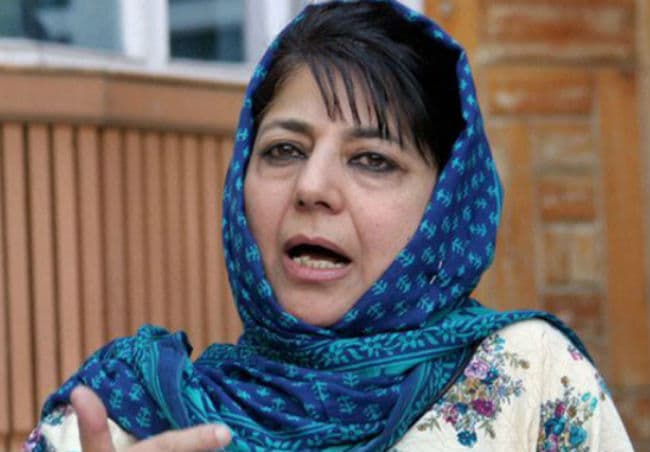 जम्मू कश्मीर : PDP अध्यक्ष महबूबा मुफ्ती पहुंचीं राज्यपाल भवन