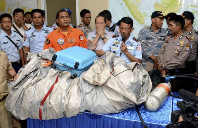 एयर एशिया हादसा : खराब मौसम बना मृतकों का शव निकालने में रोड़ा