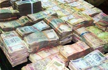 सड़क पर लावारिस पड़े मिले 1.5 करोड़ रुपये