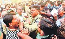 पुलिस ने पत्रकारों को पीटा