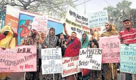साड़ी पहन सड़क पर उतरे पुरुष, लगायी इंसाफ की गुहार