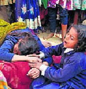 टांगी से काट कर तीन को मार डाला