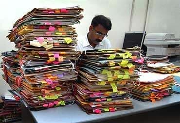 सरकारी कर्मचारियों को करने होंगे अब सप्ताह में छह दिन काम!