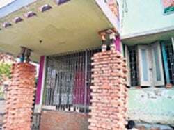 जैक लगा कर मकान किया चार फीट ऊंचा