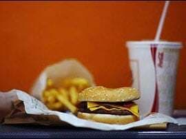 स्कूलों में जंक फूड पर पाबंदी का प्रस्ताव!