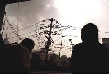 दिल्लीवालों को नहीं मिल रही है गर्मी और बिजली से राहत