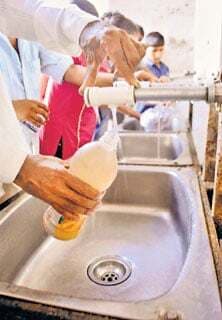 यात्रियों ने डीआरएम को दिखाया पानी, कहा यह तो मुंह धोने लायक भी नहीं