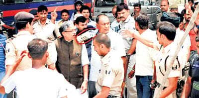 मोदी को घेरा, बदसलूकी की कोशिश