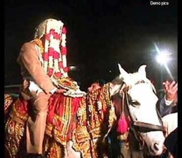 दूल्हे के दोस्तों की अश्लील हरकत दुल्हन को नहीं आयी रास,बैरंग लौटी बारात