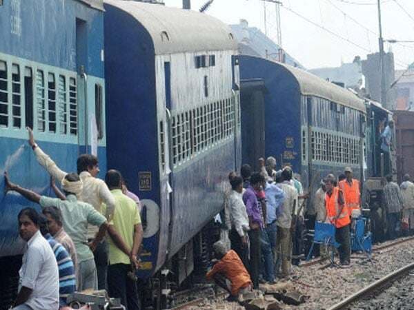 रेलगाडी पटरी से उतरी, कोई हताहत नहीं