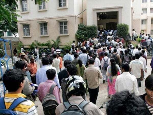 यूपी सीपीएमटी पर्चा लीक,परीक्षा केंद्रों से वापस लौटे छात्र