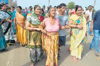 बस के चक्के में फंसी साड़ी, महिला की मौत