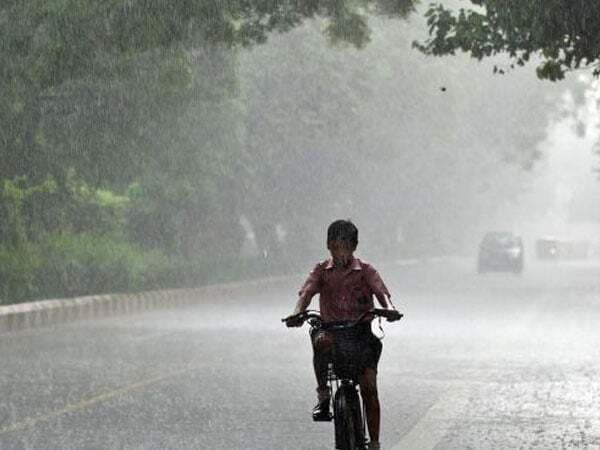 बूंदाबांदी से उत्तर भारत में पारा गिरा