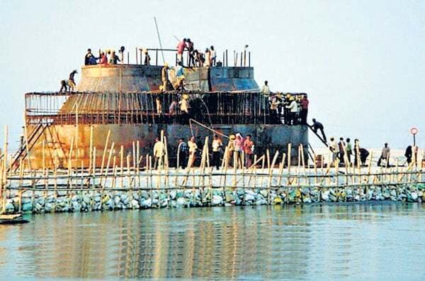 अधर में देश का सबसे बड़ा रोड-रेल ब्रिज