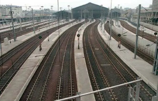 टीटी ने महिला को चलती ट्रेन से फेंका
