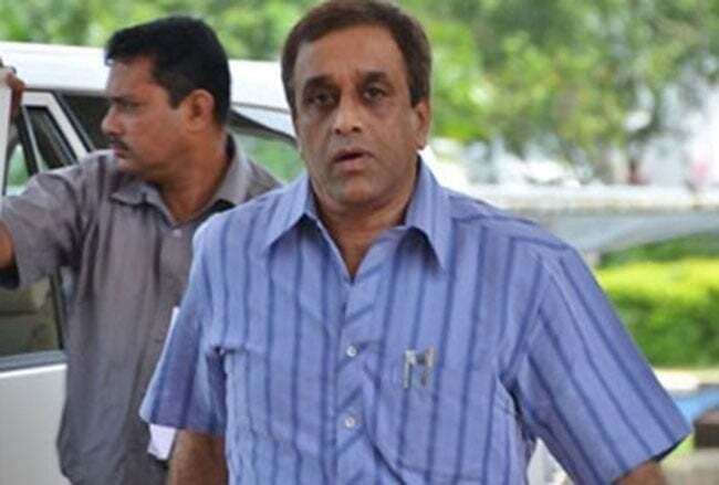 गोवा के मंत्री का एक और विवादित बयान,बिकनी पर चाहते हैं प्रतिबंध,कांग्रेस ने भेंट की स्कर्ट