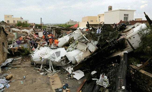 हवा में लटकती जिंदगी,सकते में दुनिया