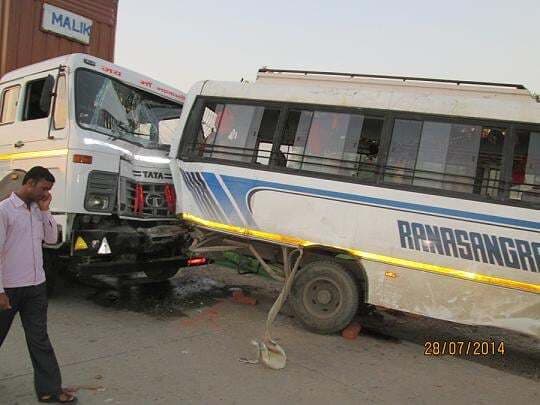 नीचे सो रहे कांवरियों पर बस चढ़ी, 12 की मौत, कई घायल