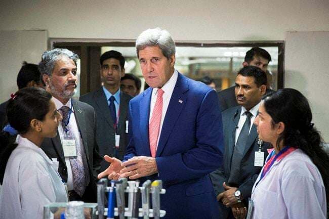 जान केरी ने आईआईटी प्रयोगशालाएं देखी, कहा- ''बहुत रोमांचक और उत्कृष्ट''