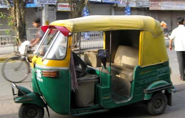 छेड़खानी से परेशान किशोरी ऑटो से कूद गयी