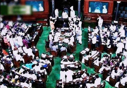 महिलाओं के कपडों पर टिप्पणी के खिलाफ संसद में हंगामा